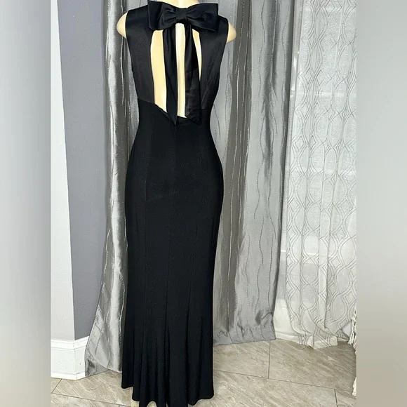 Ralph Lauren Black Maxi Dress Sz 8 embellished with a silk bow on the back - Picture 4 of 10